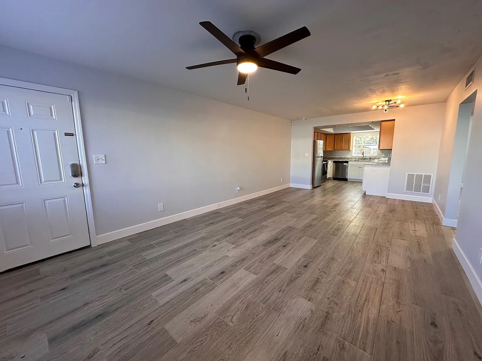 2 bed, 960 sqft, $1,900 — Photo 2