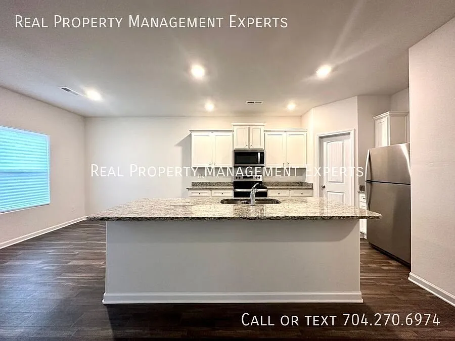 Amazing 4BR/2.5BA Home in Charlotte! — Photo 2