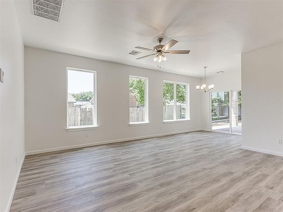 5th image of 1013 S Silver Leaf Dr