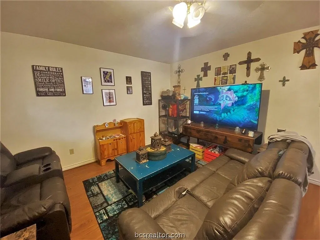 3 bed, 1160 sqft, $1,425 — Photo 3