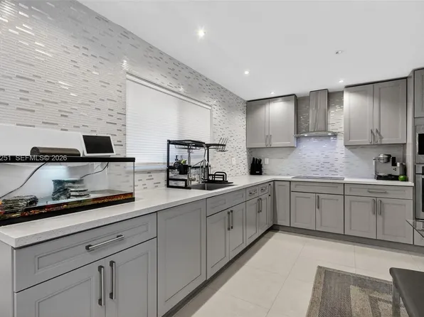 221 NE 212th St, Miami, FL 33179