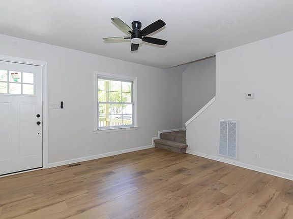 4th image of 423 Fresh Meadow Rd