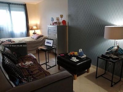 7911 Carlyle Ave APT 2, Miami Beach, FL, 33141