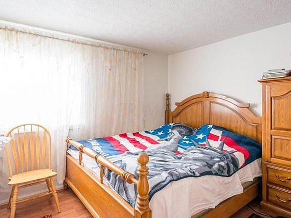 5th image of 3820 Farm Brook Ln