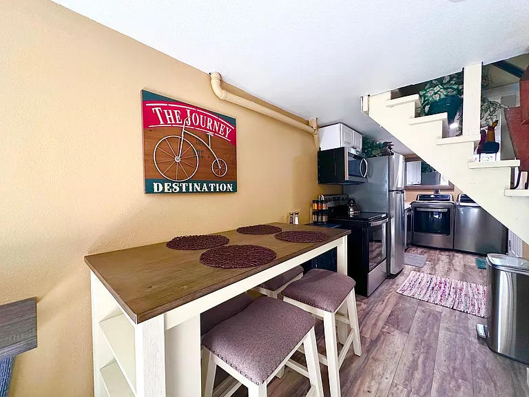 Modern Comfort Meets Convenience Fully Furnished 2-Bedroom ADU in Milwaukie! — Photo 7