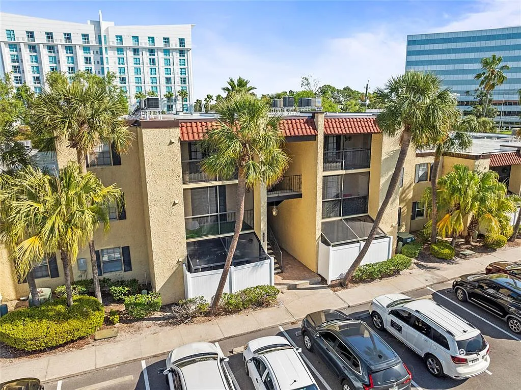 Building Photo - 5304 W Kennedy Blvd #107