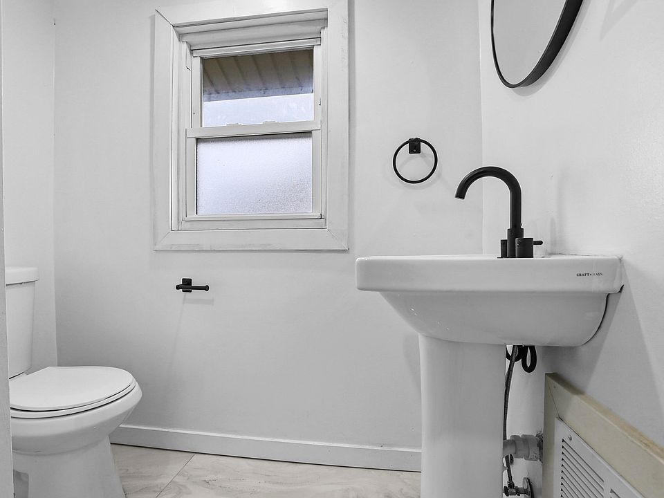 247 Moss St, photo 21
