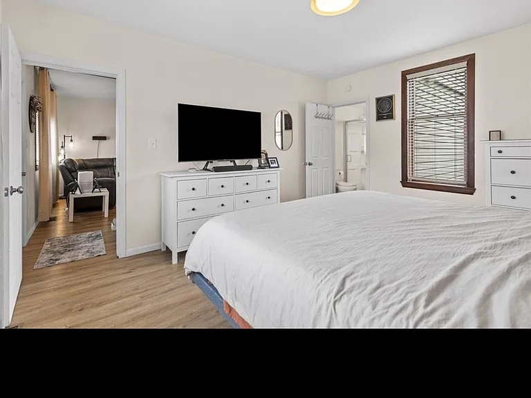211 Lloyd Ave — Photo 6