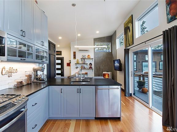 3rd image of 335 Beach Ct