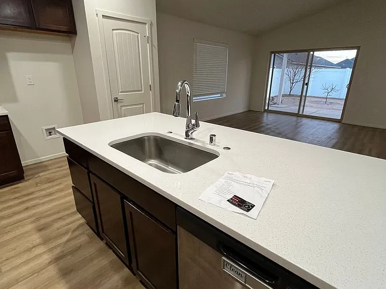 1107 E La Brea Ave — Photo 32