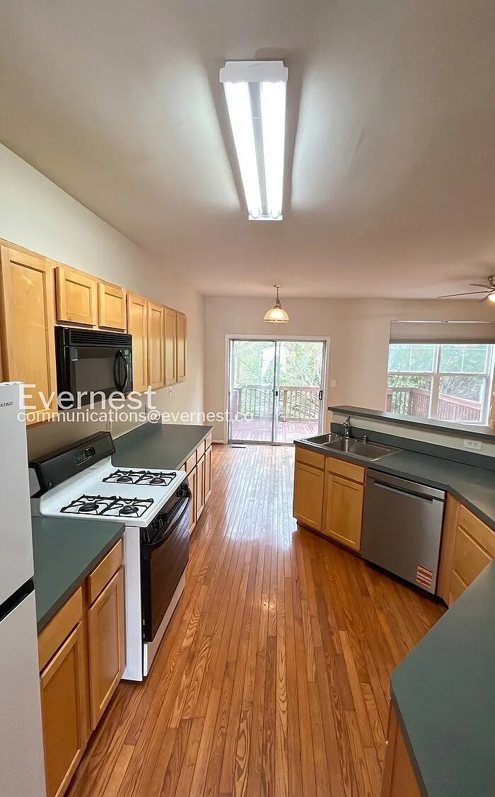 3 bed, 2.5 bath, 2300 sqft, $2,850 — Photo 4