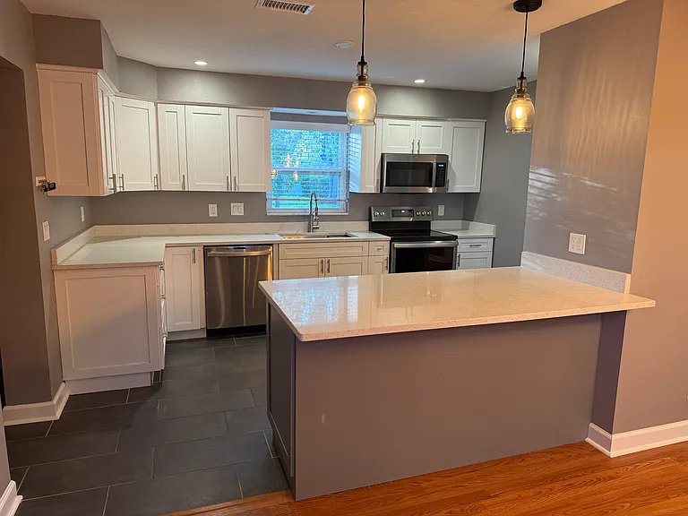 213 S Bradford Ave — Photo 2