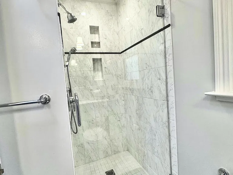 Bathroom 1 (In-suite bathroom of bedroom 1/master bedroom)
