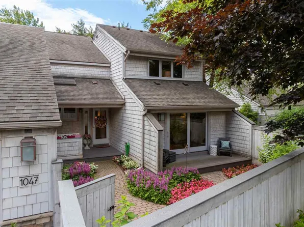 1047 Beach Rd, Harbor Springs, MI 49740