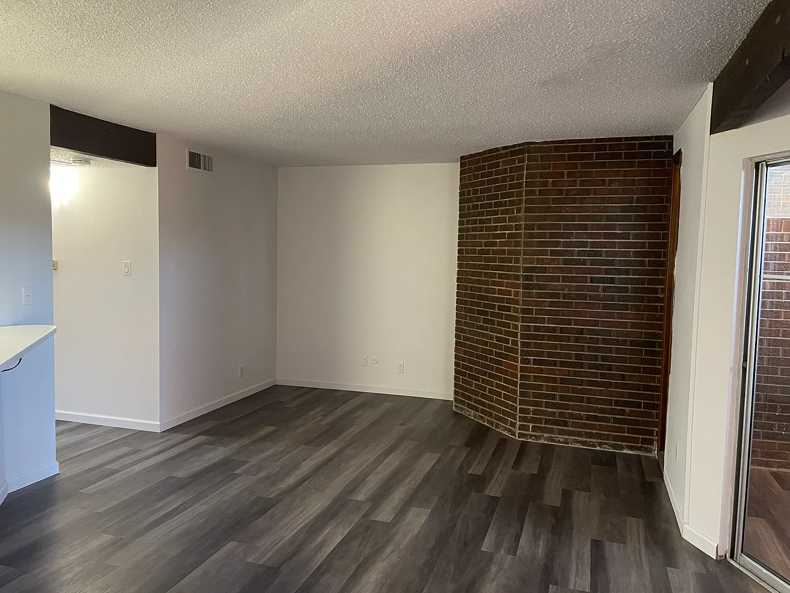 Huge Nob Hill 1 Bedroom w/ Garage, Storage, Ref. Air, & Updates — Photo 4