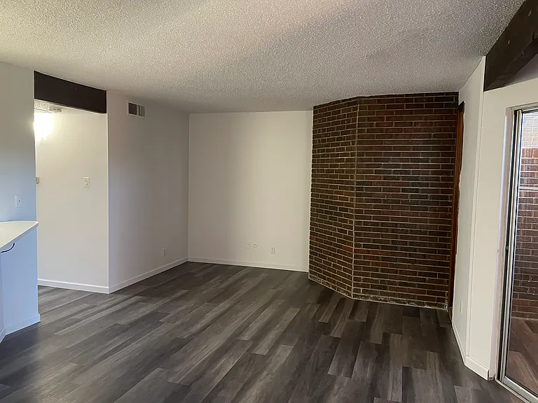 Huge Nob Hill 1 Bedroom w/ Garage, Storage, Ref. Air, & Updates — Photo 4
