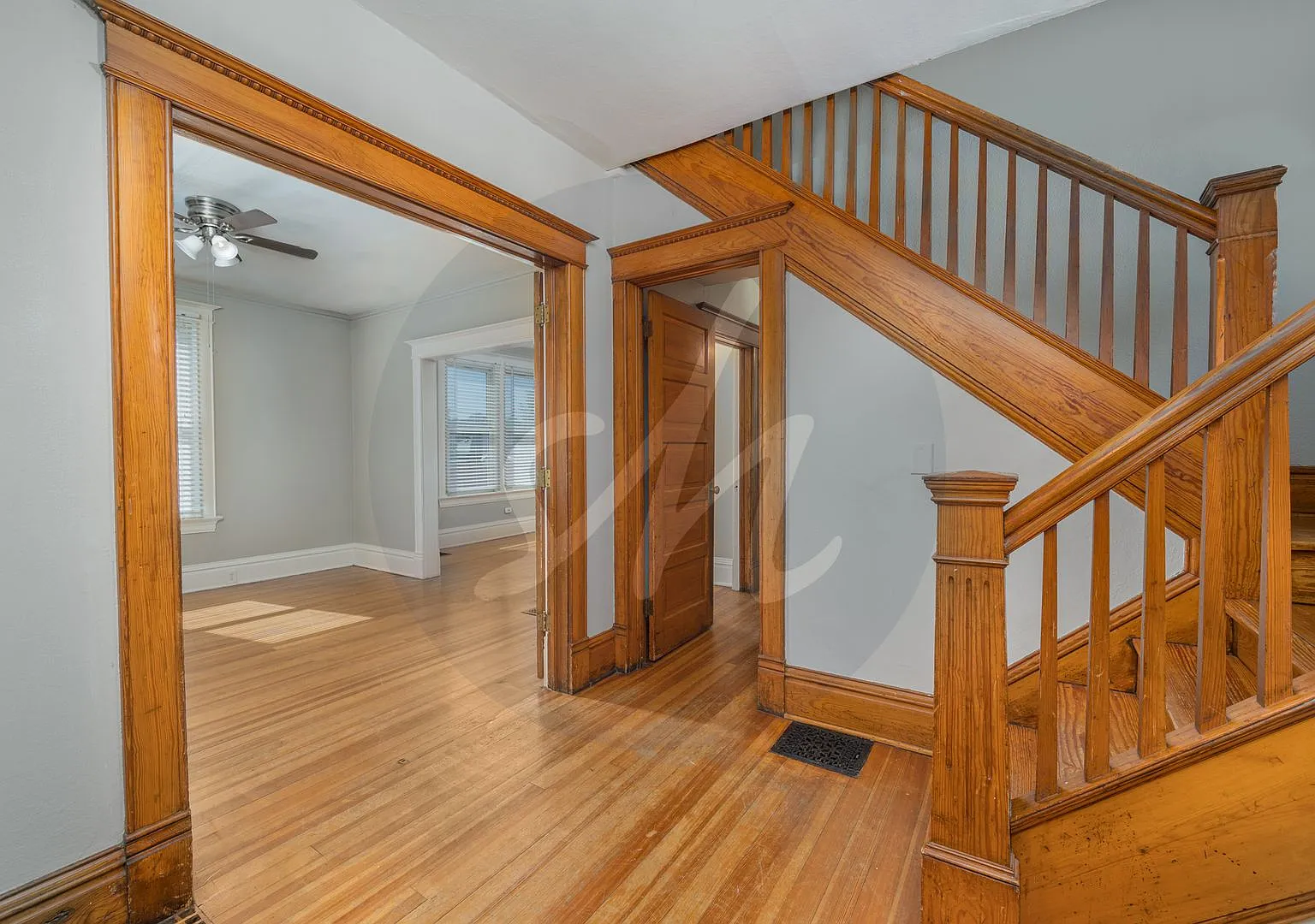 Charming Bungalow in Desirable OCC — Photo 2
