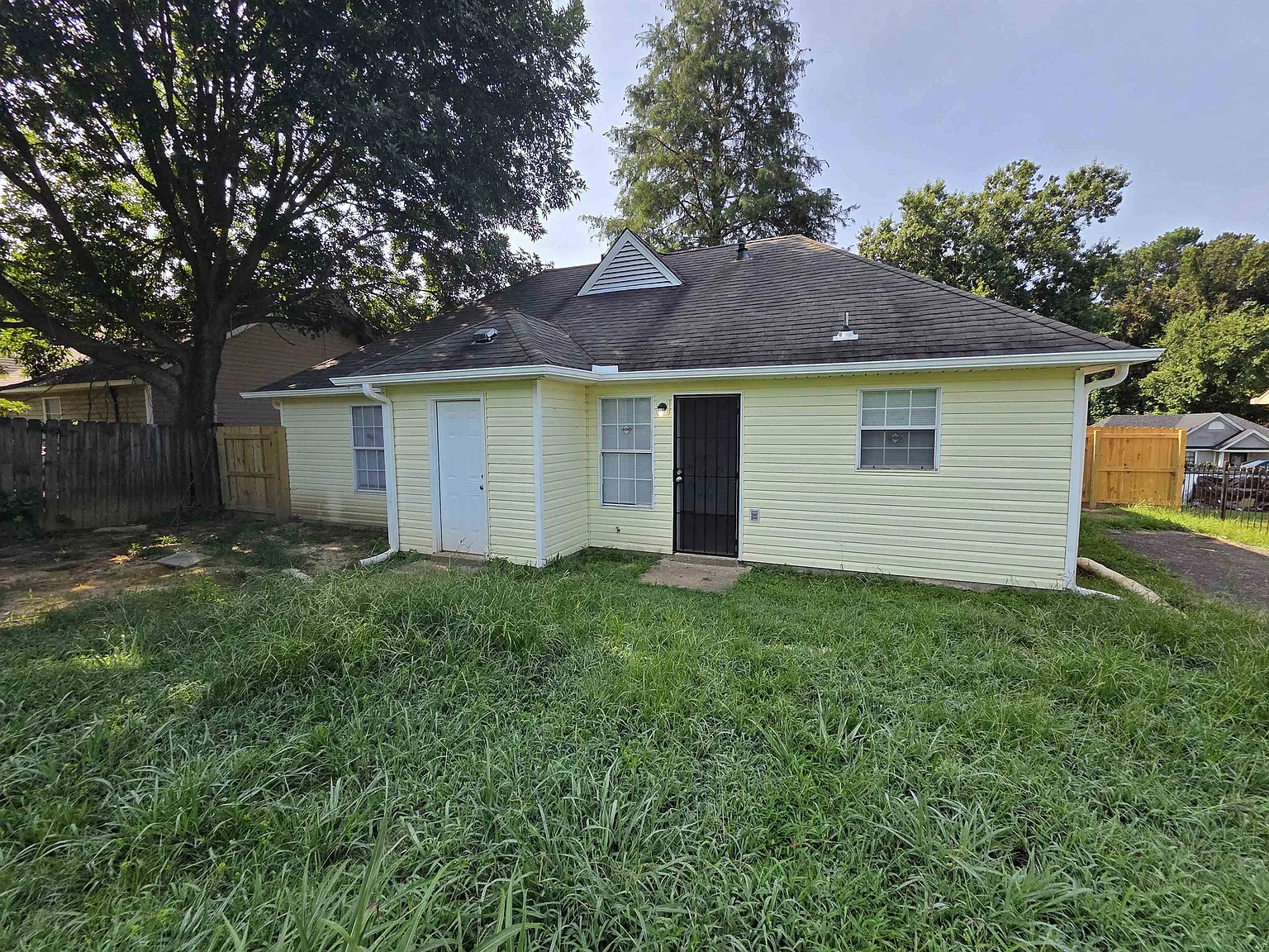 3 bed, 2.0 bath, 1390 sqft, $1,300 — Photo 4