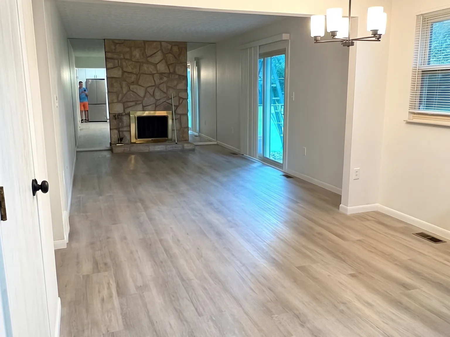 4 bed, 2.5 bath, 2372 sqft, $3,000 — Photo 4