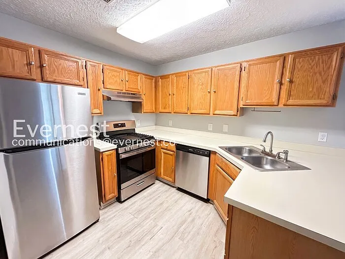 1336 Yorkshire Ln — Photo 3