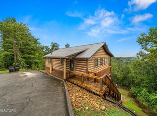2037 McCarter Dr, Pigeon Forge, TN 37862