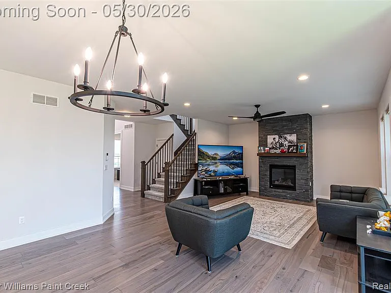 375 Amelia Cir — Photo 23