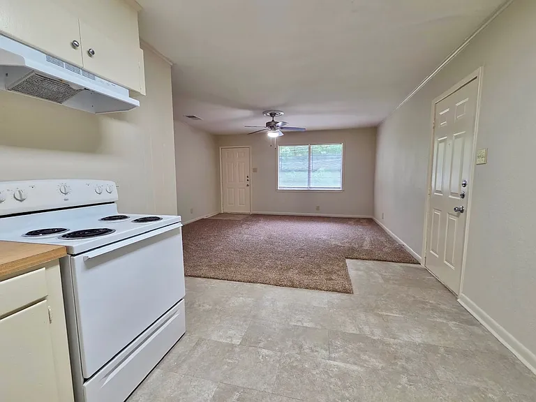 204 E Tuttle Rd — Photo 3