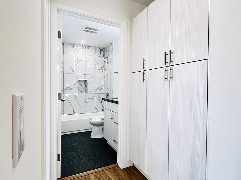 4572 Oakwood Ave — Photo 12