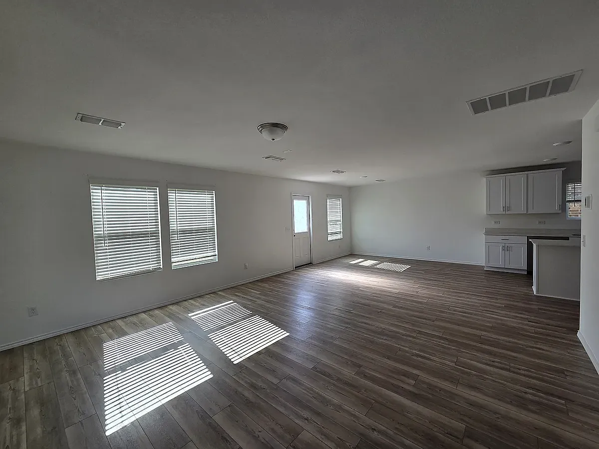 3 bed, 2041 sqft, $2,300 — Photo 2