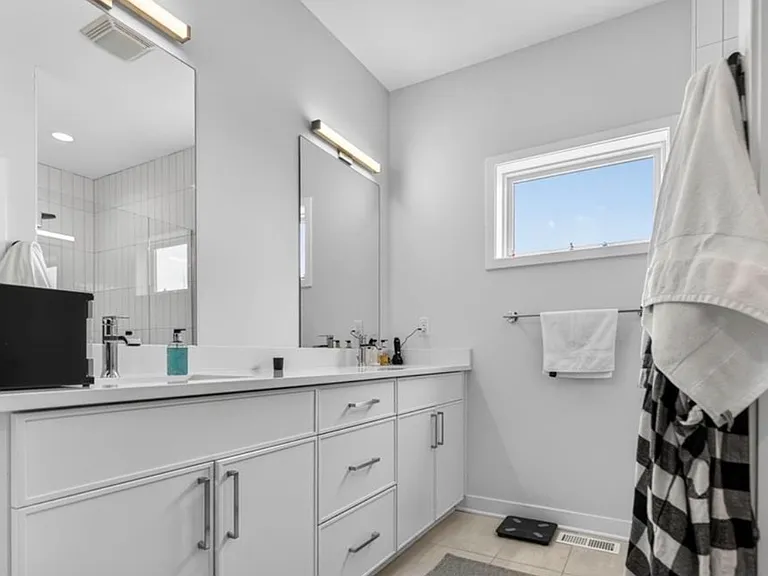 2246 Tracy Ave — Photo 7