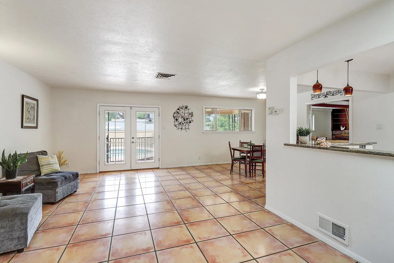 3 bed, 2.0 bath, 2167 sqft, $2,600 — Photo 4
