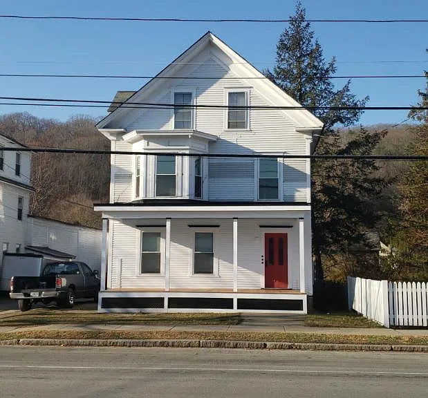 124 Atkinson St - 2nd floor - note bay window
