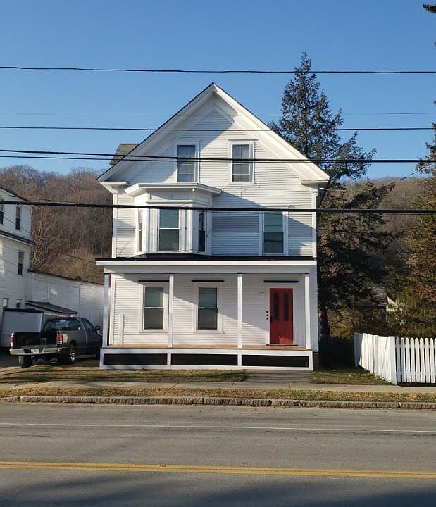 124 Atkinson St - 2nd floor - note bay window