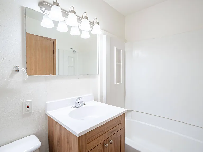 West Fargo, ND Sheyenne Terrace Townhomes | 415A | Bathroom