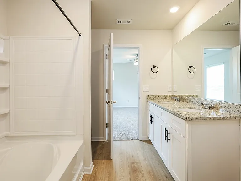 658 Mackenzie Cv — Photo 11