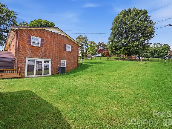 3rd image of 1082 Maple St