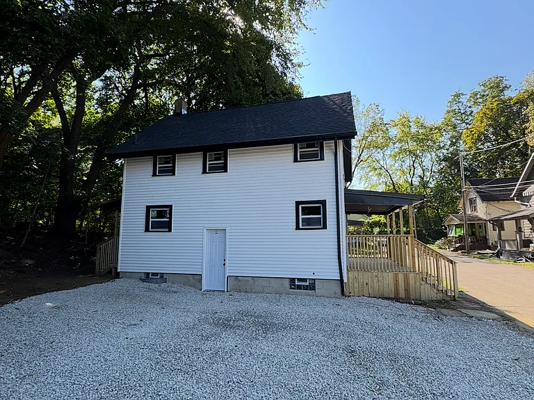 933 Golda Pl — Photo 2