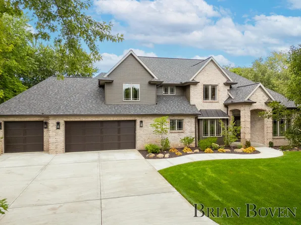 7711 Forest Ct NE, Rockford, MI 49341