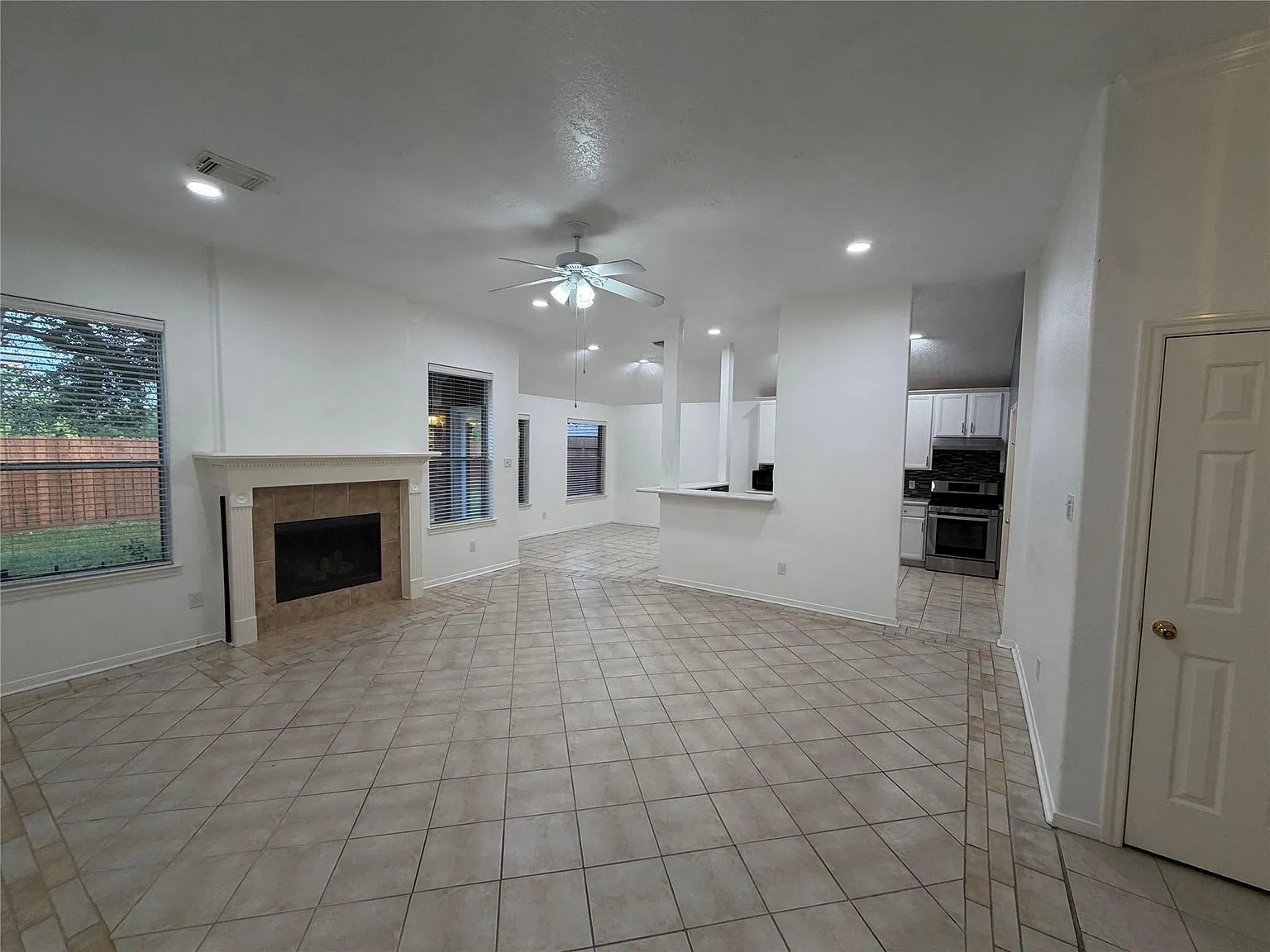 3 bed, 2.0 bath, 1447 sqft, $2,400 — Photo 4