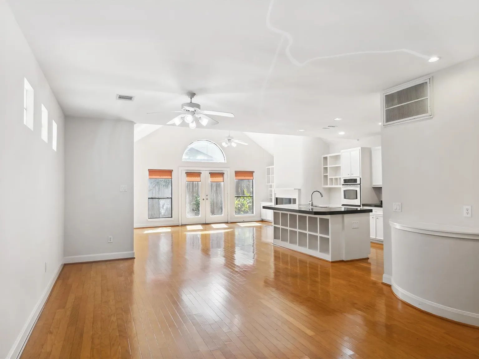 3 bed, 2.5 bath, 2656 sqft, $2,500 — Photo 2