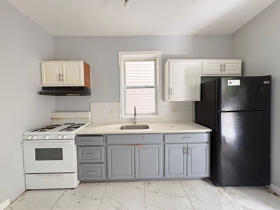 1st image of 176 Garfield Ave #2