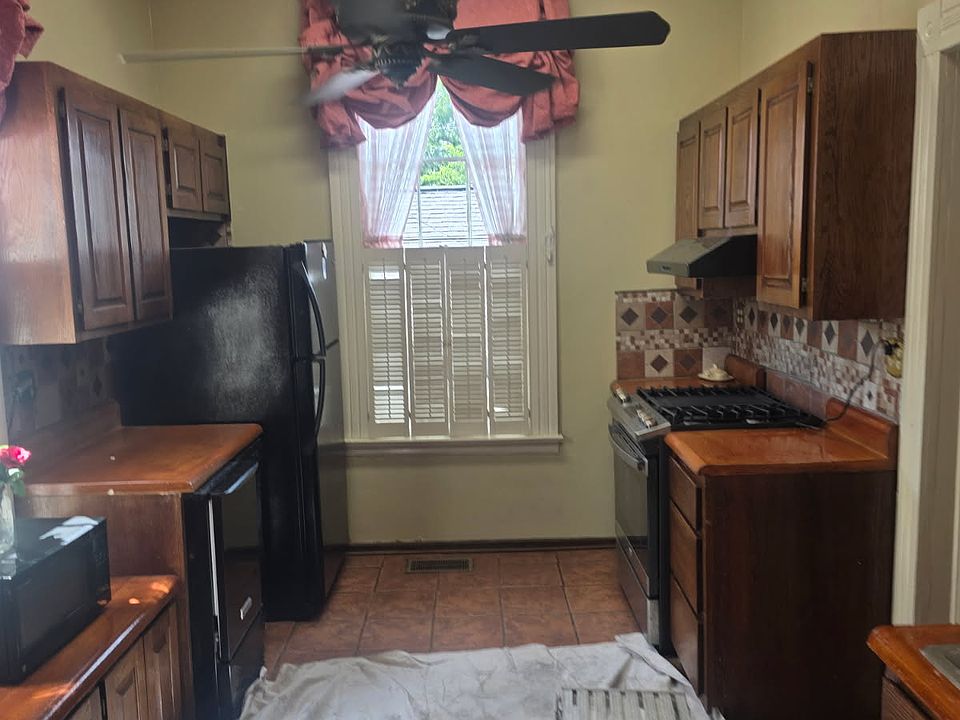 1st image of 992 Spring St