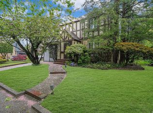 5 Ash Ln, Valley Stream, NY 11581