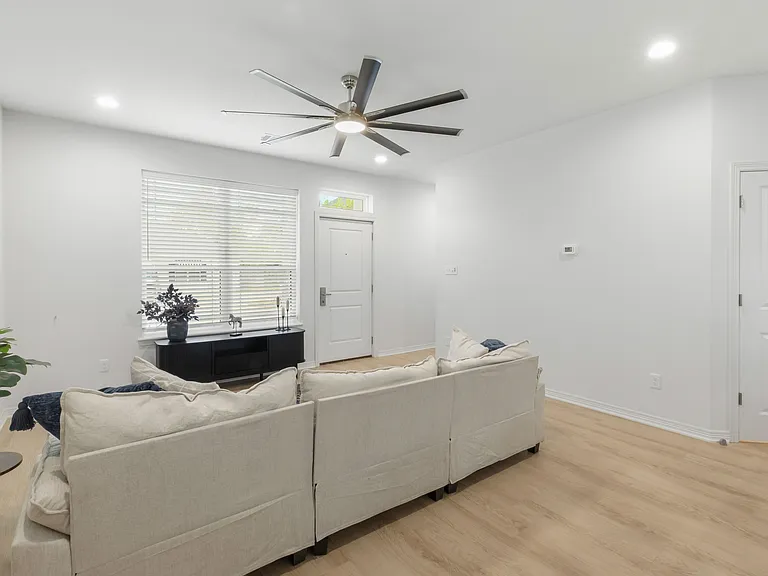 307 Sterling St #D — Photo 6