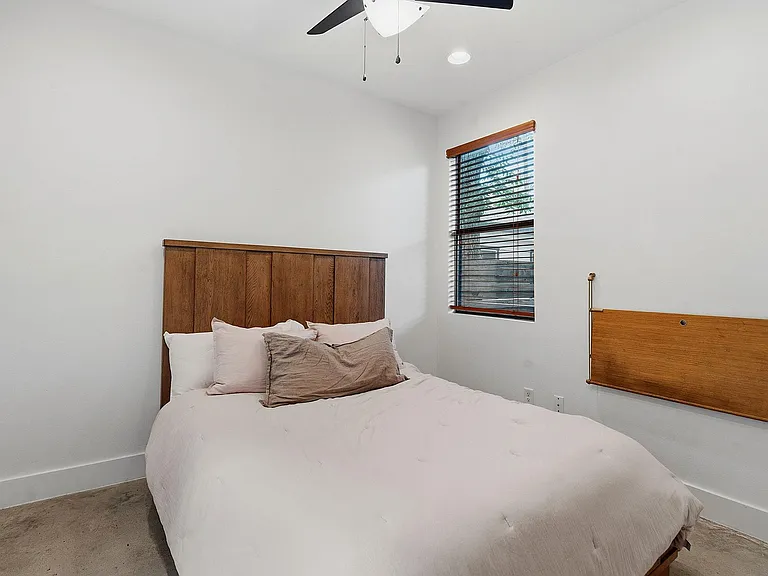 2704 E 4th St — Photo 23