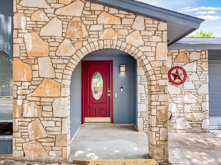 5915 Cliff Trail Dr — Photo 3