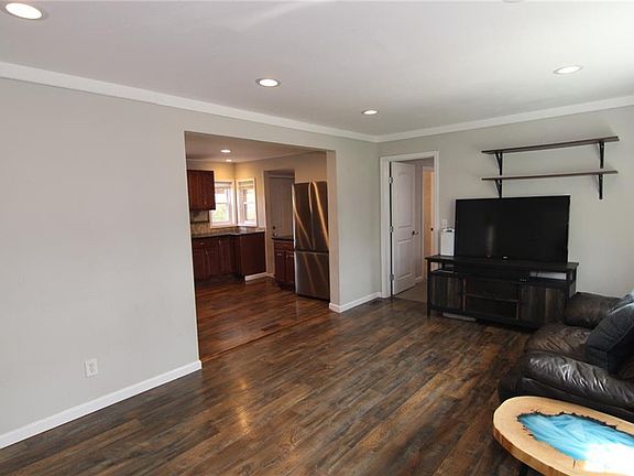 3rd image of 310 W 98th St