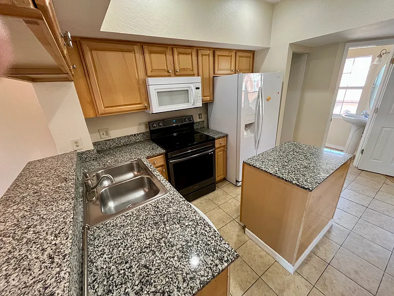 908 Laura St — Photo 3