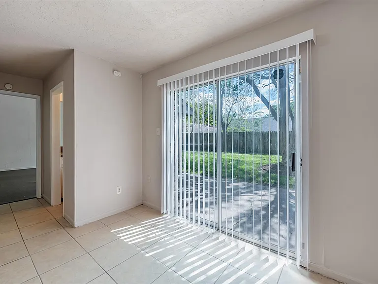 1915 Mustang Springs Dr — Photo 13