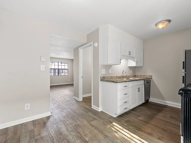Country Club Apartments — Photo 1